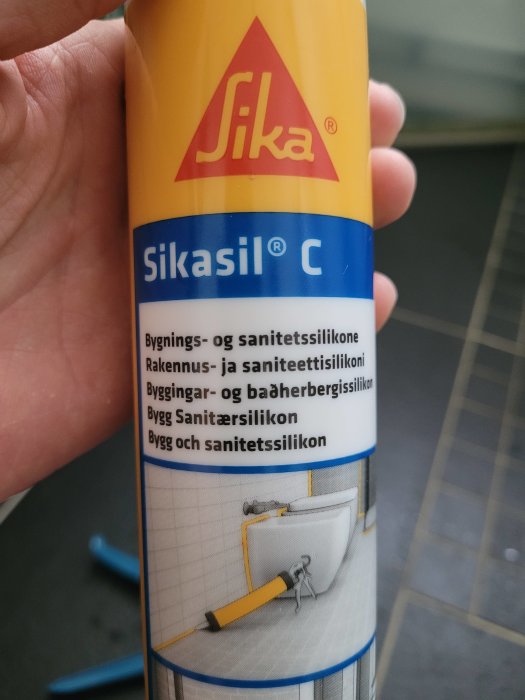 Tub med Sikasil sanitetssilikon och anvisningsbild för tätningsarbete runt en handfatssil.