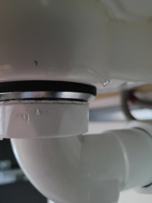 Närkopplingsbild av ett rörsystem där delar möts något snett, med en synlig 0,5 mm glipa.