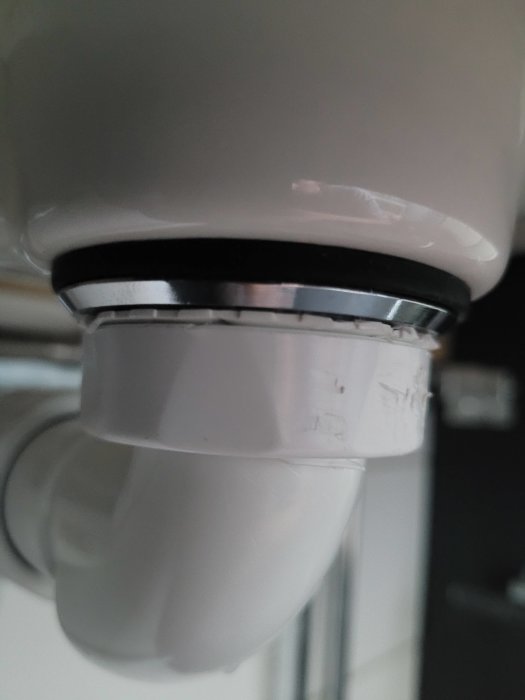 Vit avloppsrörskoppling med en 0,5 mm glipa där delarna inte möts perfekt.