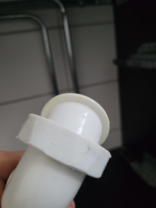 Närbild av en avmonterad röranslutning utan packning, där en utstickande kant syns.