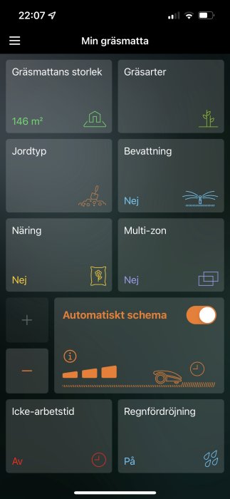 Skärm av en app för gräsmatteskötsel med inställningar för grässtorlek, bevattning och automatiskt schema.