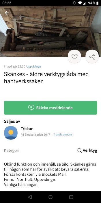 Öppen äldre träverktygslåda fylld med diverse verktyg och hantverkstillbehör.