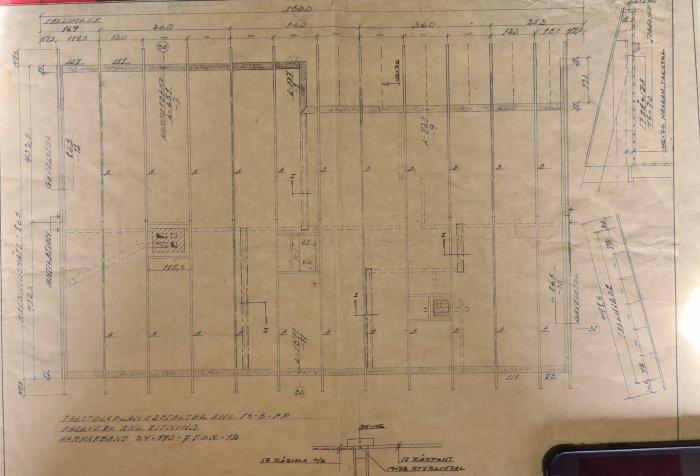Gammal arkitektonisk ritning som visar planlösning med måttangivelser.