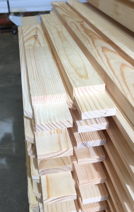 Obehandlat trä med utsågade tappar och falsar för montering och glasinfattning.