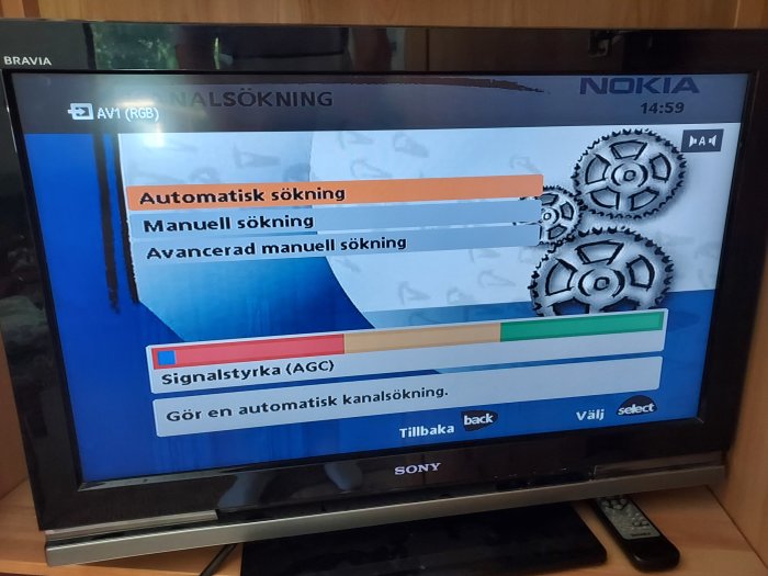 Äldre TV-skärm som visar en kanalsökningsmeny med låg signalstyrka.