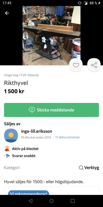 Verkstad med en uppställd rikthyvel, verktygstavla i bakgrunden och diverse byggmaterial.