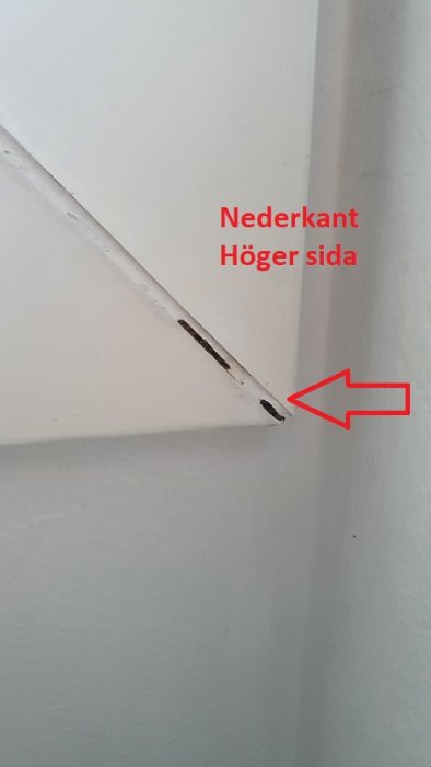 Vattenläckage vid nederkanten av takfönsterfodret på höger sida, synlig spricka och svullnad på trät.