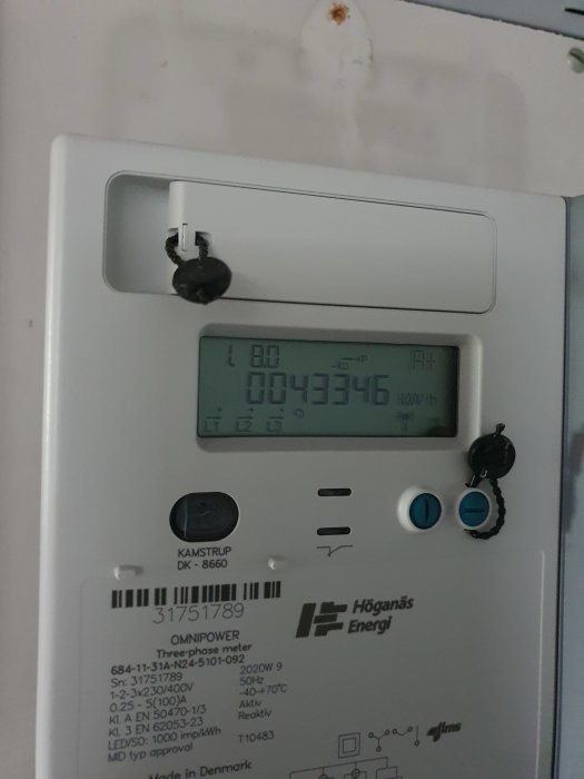 Elmätare visar förbrukning på 004346 kWh och är försluten med plombering.