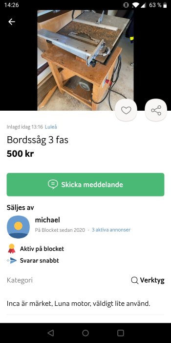 Begagnad bordsåg i arbetsmiljö med spill och sågblad upphöjt.