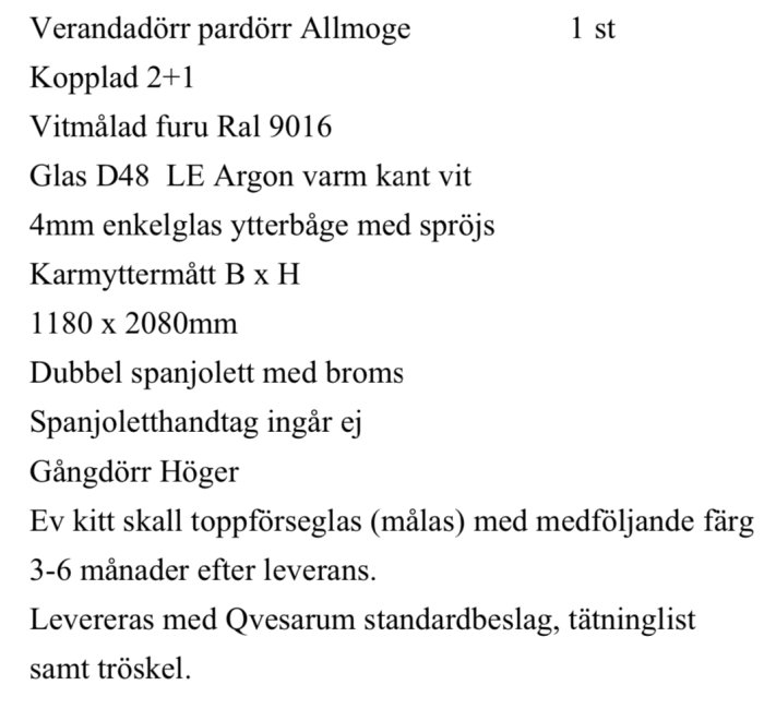 Specifikation för vitmålad verandadörr med glasdetaljer och måttlistning, leverans och tillbehör beskrivs.