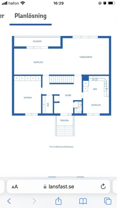 Planritning av ett hus med litet kök bredvid ett större vardagsrum och angränsande matplats.