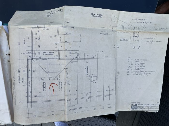 Ritning över enplanshus med markerad vägg där limträbalk ska installeras, röd pil visar platsen.