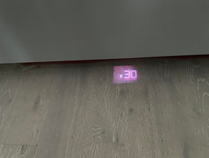 Felkod i30 projicerad på ett golv från en IKEA Hygienisk diskmaskin i behov av reparation.