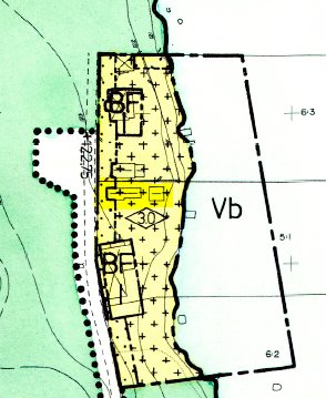 Detaljplan med uppdaterade fastighetsgränser och kryssad mark för uthus, samt gulmarkerat område och byggnader.