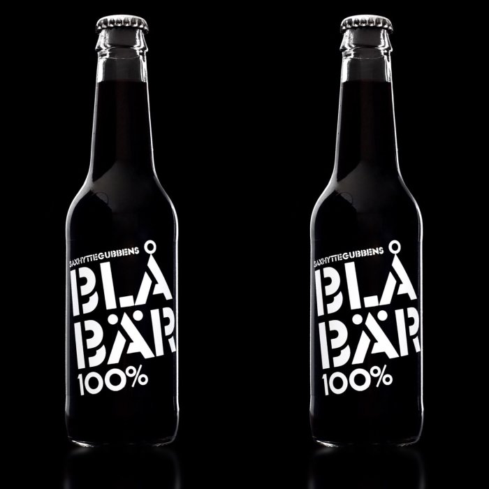 Två flaskor av blåbärsdrycken "BLÅBÄR 100%" mot en mörk bakgrund.