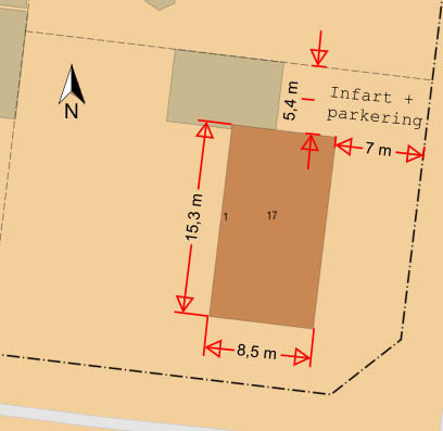 Översiktsplan ritning som visar en fastighets layout med mått, inklusive byggnad och infart.