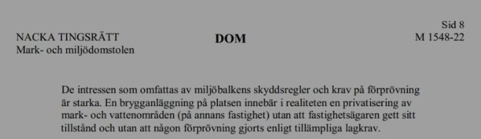 Utsnitt av dom från Nacka tingsrätt om privatisering av mark via brygganläggning utan lagligt tillstånd.