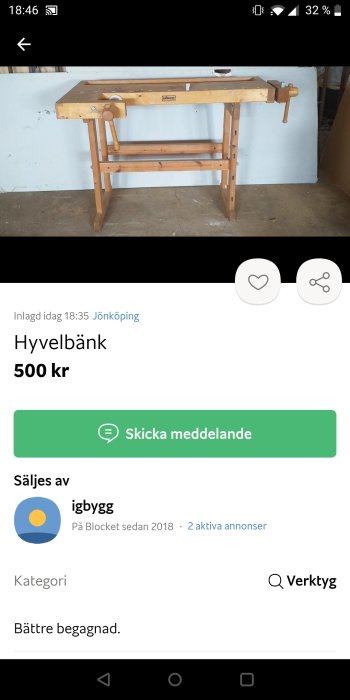 Trähyvelbänk med skruvstäd i en verkstad, till salu för 500 kr.