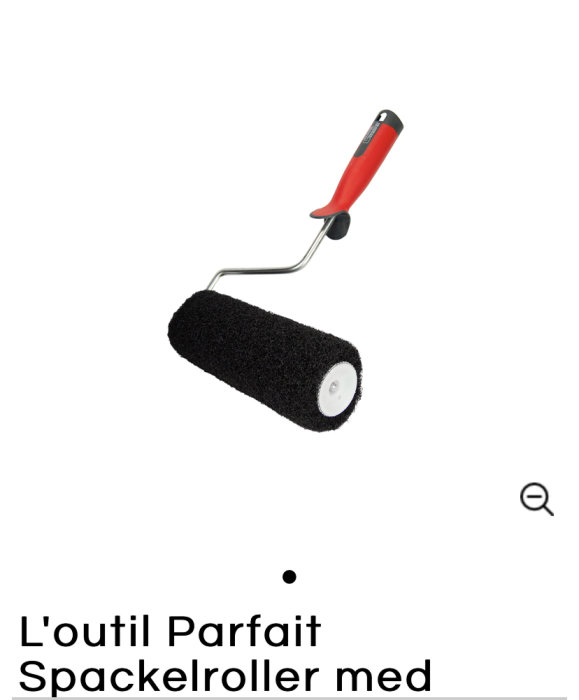 Syntetroller för rullspackling, svart valsrulle med röd handtag, från L'outil Parfait.