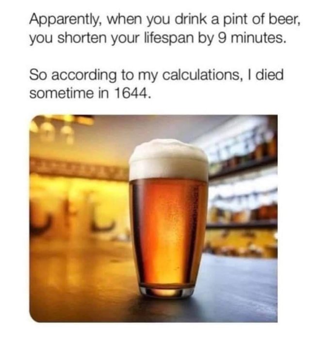 Ett glas öl med skumkrona på en bardisk med suddig bakgrund och överlagrad humoristisk text som berör ölkonsumtion och livslängd.