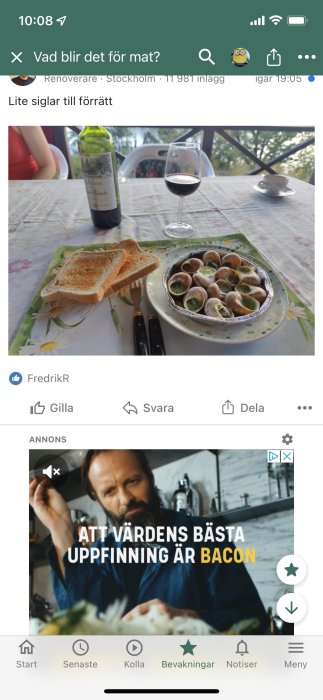 Skärmavbild av ett foruminlägg med förrätt och vin ovanför en reklambanner för bacon.