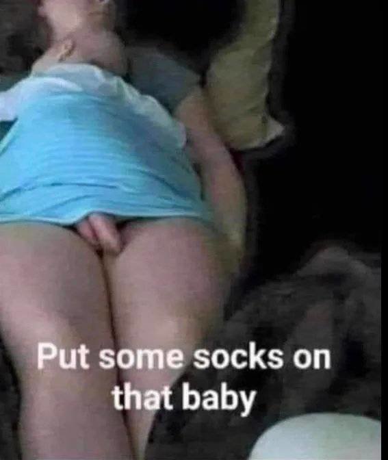 Bilden visar ett missförstånd där babysockar ligger bredvid en vuxen person, med texten "Put some socks on that baby".