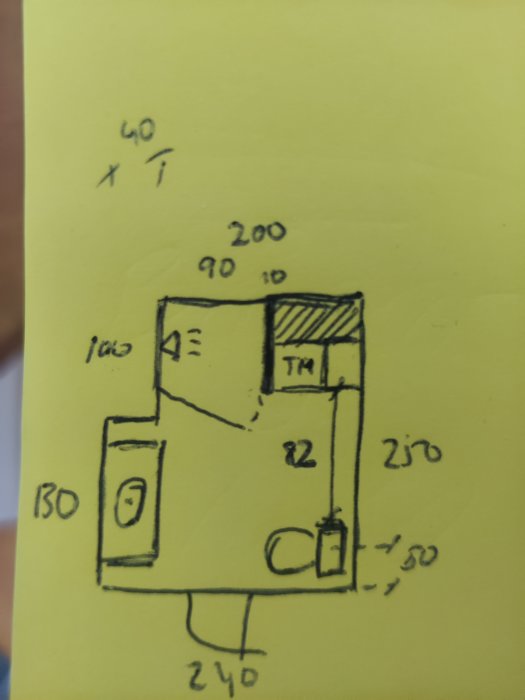 Handritad skiss av rumslayout med måttangivelser och möblering.