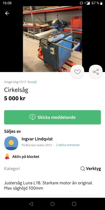 Cirkelsåg till salu, placerad i verkstad med röda hyllor och verktyg i bakgrunden.