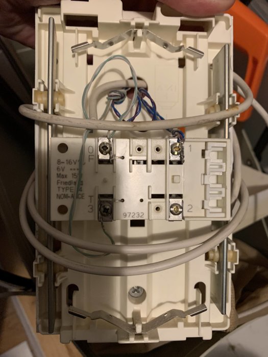 Elektronisk apparat med märkning 16V, synlig kabelanslutning och tekniska specifikationer.