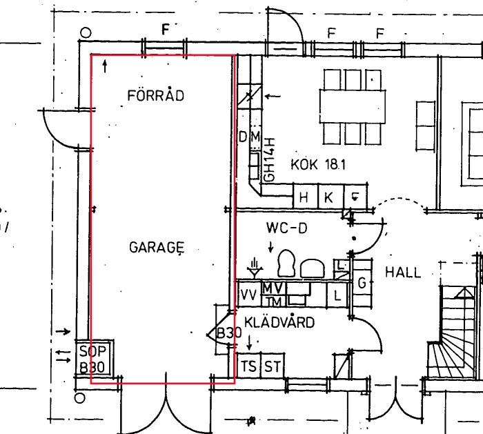 Ritning av hus med markerat garage och förvaringsutrymme för ombyggnadsprojekt.