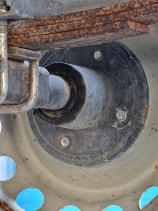 Närbild på ett hjullager och dess fäste med tecken på slitage och glapp.