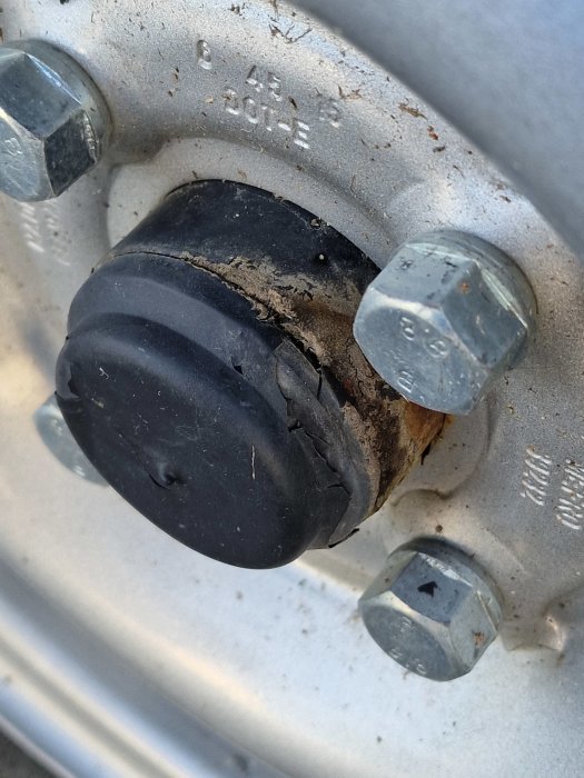 Närbild på hjullagerkåpa med tecken på slitage och glapp, behöver justering eller byte.