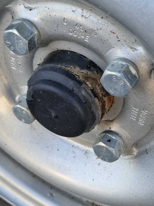 Närbild på ett fordons hjullager med synlig glapphet och bultdetaljer.