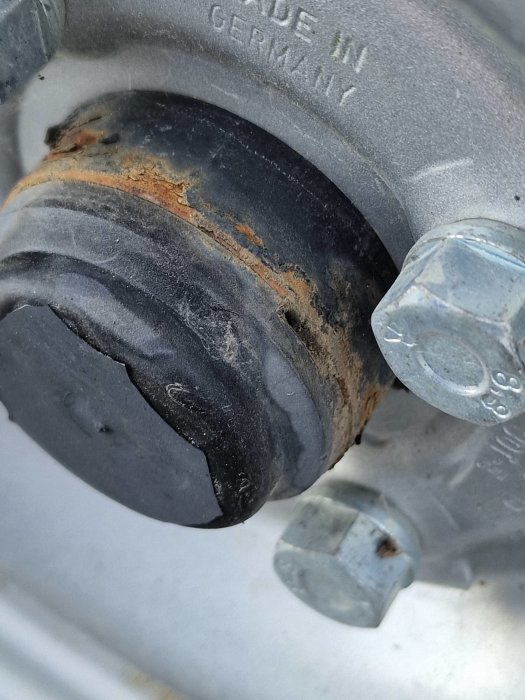 Närbild på hjullager med tecken på slitage och möjlig glappning vid axel.