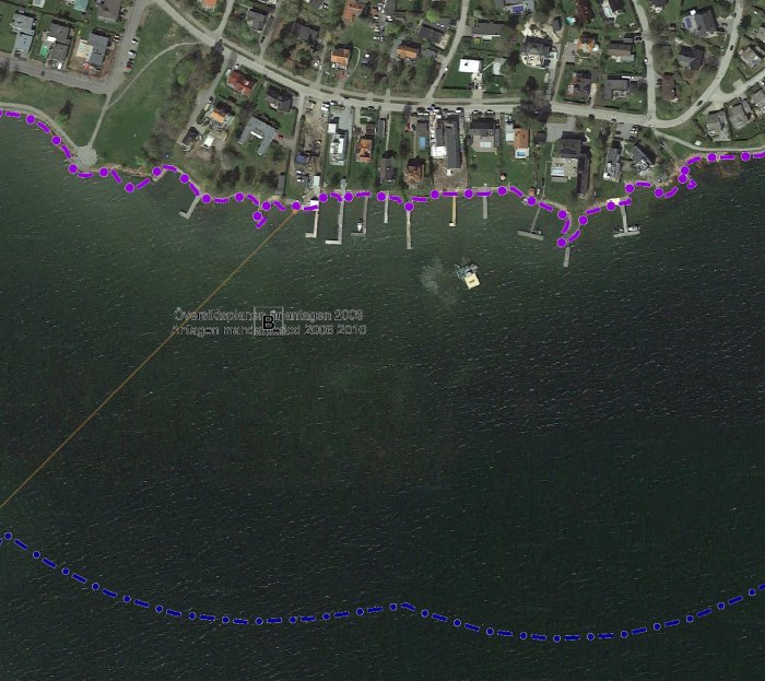 Satellitbild över kustlinje med markerat strandskyddsområde 300 meter från land.