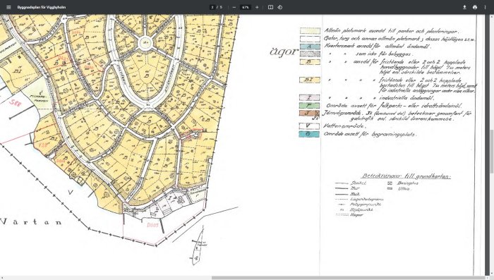 Detaljerad byggnadsplan som visar tomter och fastighetsgränser vid vattnet med hus och helikopterbrygga markerade.