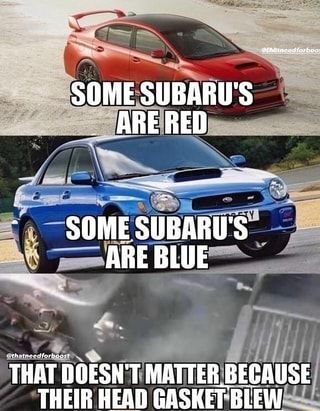 Meme med tre bilder: en röd Subaru, en blå Subaru och en rökande motor, texten skämtar om topplockspackningfel.