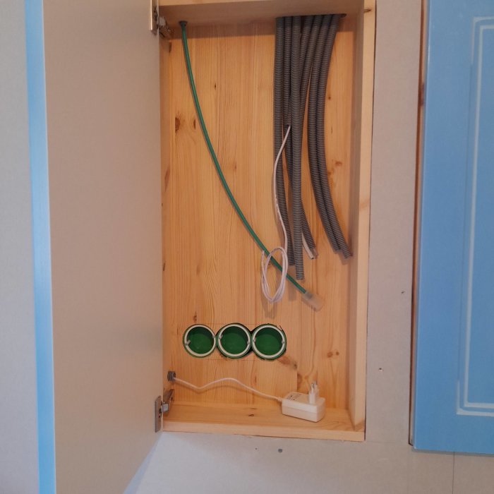 Nätverksinstallation med Cat6-kabel, keystone och eluttag i ett skåp.