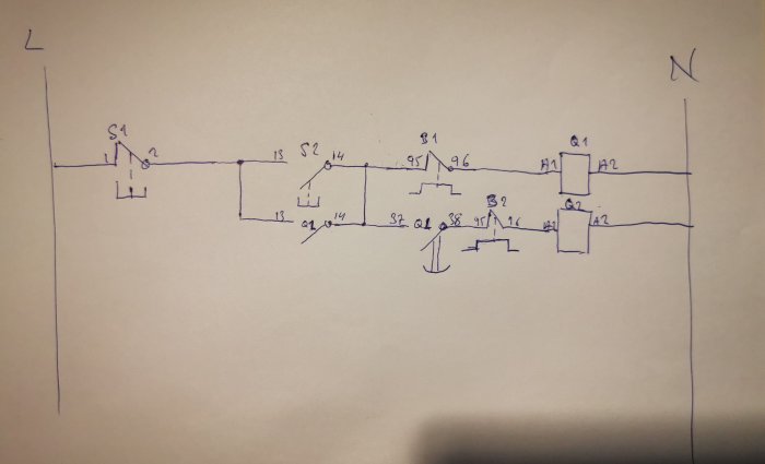 Handritat kretsschema för två motorer med kontaktorer Q1 och Q2, tryckknappar och motorskydd.