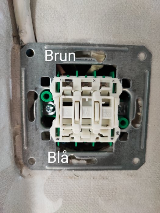 Eluttag under installation med omarkerade brun och blå kablar och etiketter på uttaget.