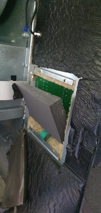 Öppen kopplingsbox i vägg med lossad kontakt och isolering synlig.
