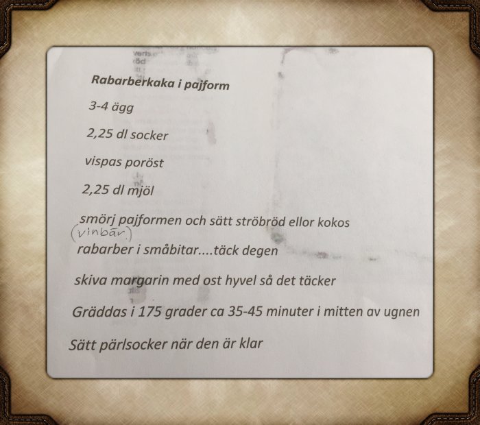 Recept på rabarberkaka i pajform med ingredienser och tillagningsinstruktioner.
