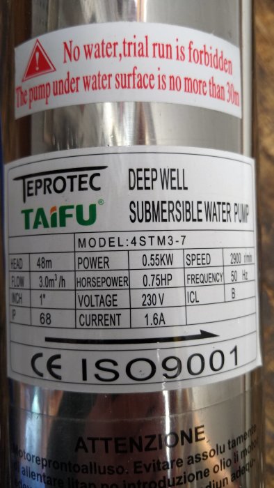 Etikett på en Taifu 4STM3-7 djupbrunnspump med tekniska specifikationer och varningsinformation.