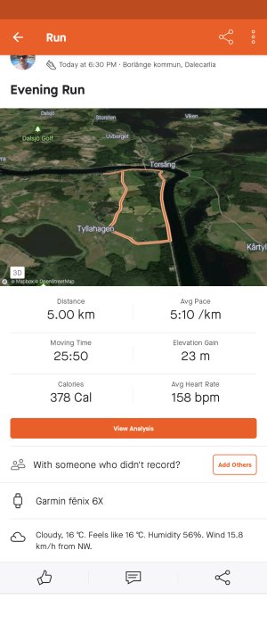 Skärmavbild från löparapp visar 5 km rutt, statistik som tid, tempo, kaloriförbrukning och väderförhållanden.