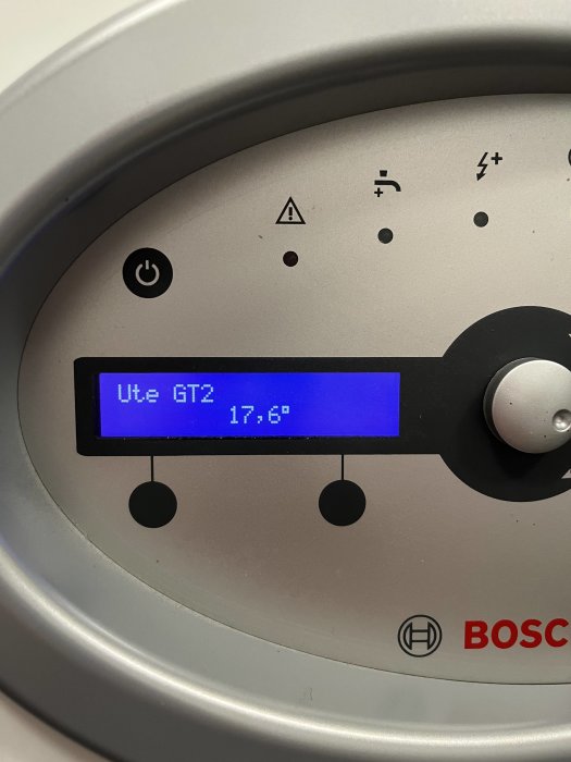 Bosch värmepumpens display visar utomhustemperatur "Ute GT2 17,6°".