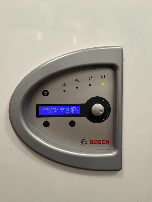 Värmepumpens kontrollpanel visar "Framledn. värme GT1 27,9°" och "22,4°" på en Bosch-enhet.