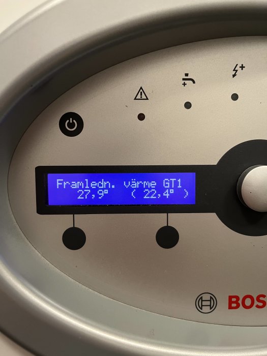 Värmepumpskontrollpanel med temperaturdisplay som visar 'Framledn. värme GT1 27.9°'.