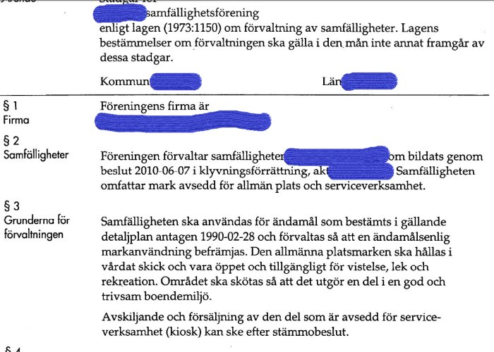 Fotografi av ett dokument som beskriver stadgar för en samfällighetsförening, med fokus på förvaltning av allmänna platser och serviceverksamheter.