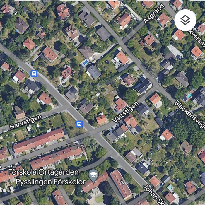 Flygfoto över korsningen Johan Skyttes väg och Vältstigen med omgivande hus och gator.