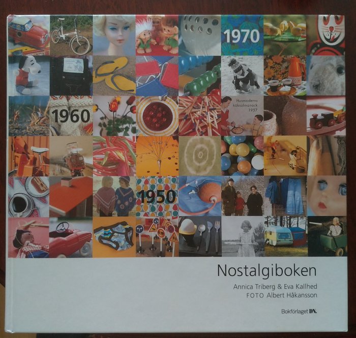 Omslag till "Nostalgiboken" med collage av föremål och trender från 1950-, 1960-, och 1970-talet.